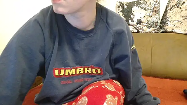 Snapshot of Jasmin-White chatting on March 6, 7:43 pm Jasmin-White online show from March 6, 7:43 pm