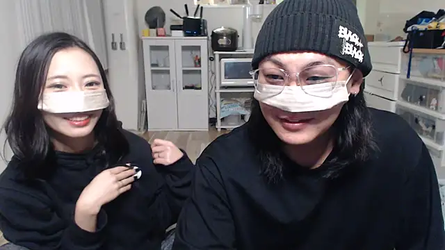 Snapshot of --SHUN-- chatting on January 5, 1:58 pm --SHUN-- online show from January 5, 1:58 pm