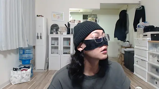 Snapshot of --SHUN-- chatting on January 22, 1:11 pm --SHUN-- online show from January 22, 1:11 pm