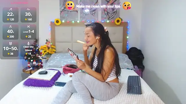 Snapshot of valentina_hearts chatting on January 6, 2:04 am valentina hearts online show from January 6, 2:04 am