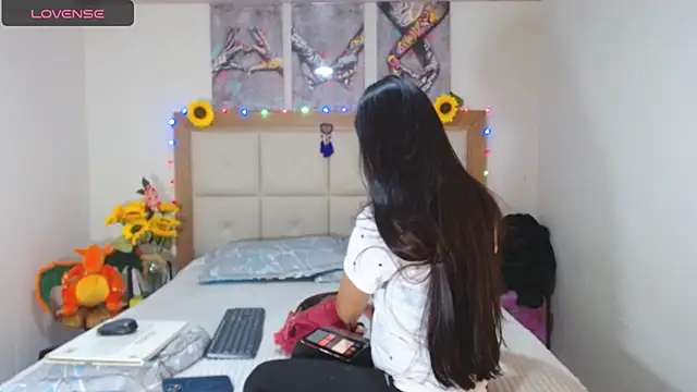Snapshot of valentina_hearts chatting on January 13, 1:23 am valentina hearts online show from January 13, 1:23 am