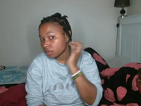 Snapshot of R-thequeen chatting on December 2, 8:52 am R-thequeen online show from December 2, 8:52 am