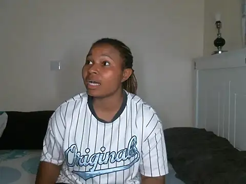 Snapshot of R-thequeen chatting on February 1, 8:05 pm R-thequeen online show from February 1, 8:05 pm