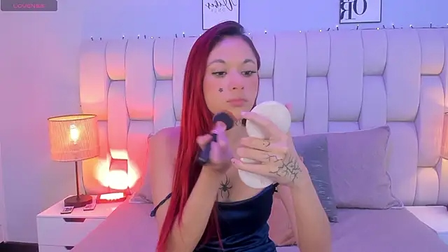 Snapshot of SkinnyFoxy chatting on February 5, 7:51 pm SkinnyFoxy online show from February 5, 7:51 pm