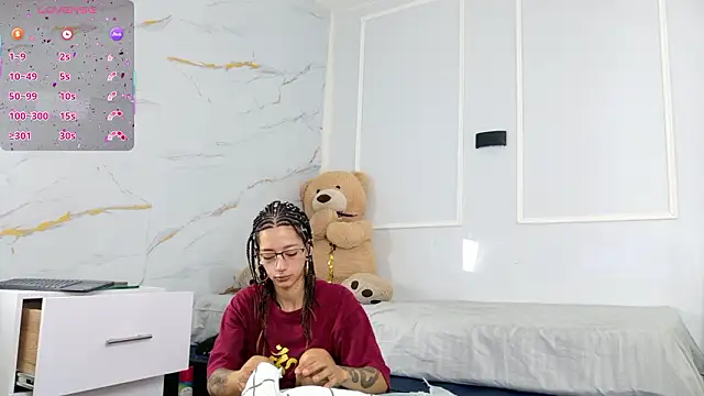 Snapshot of zorravioletta1 chatting on February 23, 12:02 pm zorravioletta1 online show from February 23, 12:02 pm