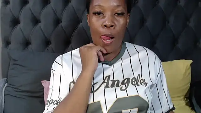 DIRTYTALKINQUEEN online show from November 5, 8:20 pm