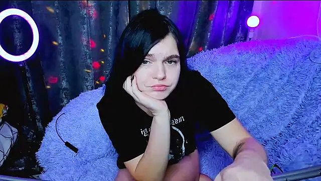 Snapshot of PussySaurus_ chatting on December 4, 7:34 pm PussySaurus online show from December 4, 7:34 pm