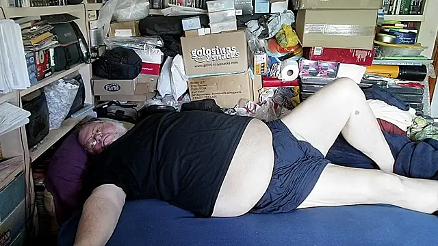 hadeszeuss2 online show from April 18, 1:48 pm