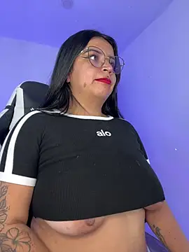 Snapshot of Devilsweet17 chatting on February 3, 10:04 pm Devilsweet17 online show from February 3, 10:04 pm