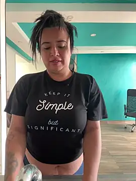 Snapshot of Devilsweet17 chatting on February 18, 6:59 pm Devilsweet17 online show from February 18, 6:59 pm