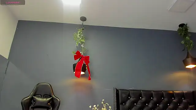 Hannah Miller   online show from December 18, 11:34 am