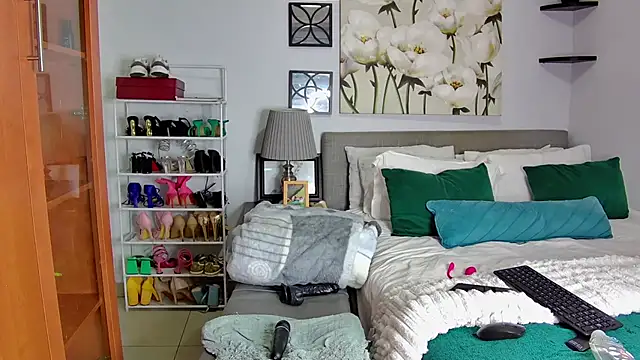 NaughtyKelly28 online show from February 6, 4:17 am