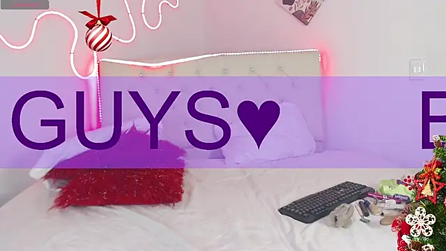 Snapshot of UniversitygirlQS chatting on December 21, 7:24 am UniversitygirlQS online show from December 21, 7:24 am