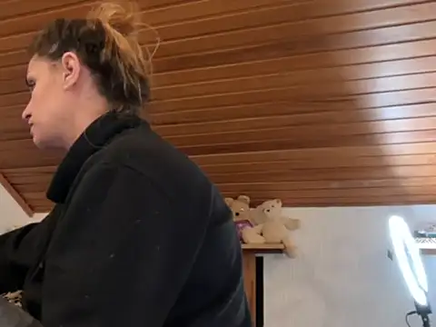 Snapshot of JeSuisUnTapin chatting on October 18, 12:57 am JeSuisUnTapin online show from October 18, 12:57 am