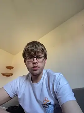 Snapshot of jungxSHxboy chatting on April 11, 7:45 am jungxSHxboy online show from April 11, 7:45 am