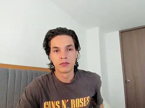 uglycoyote18 online show from April 25, 8:28 pm