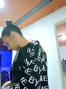 Leslly  online show from April 25, 3:09 am