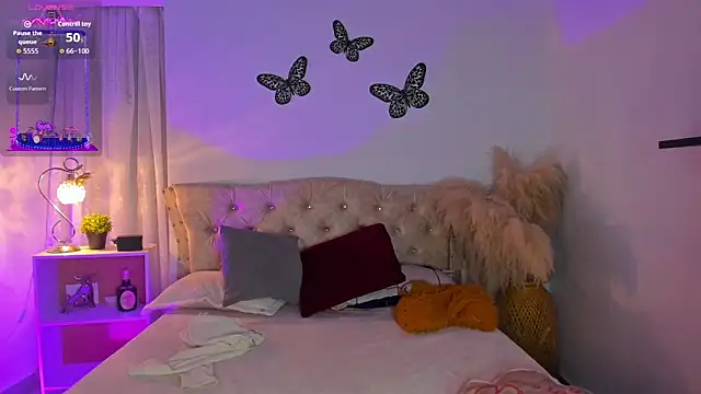 Sarahballiston  online show from November 25, 1:05 am