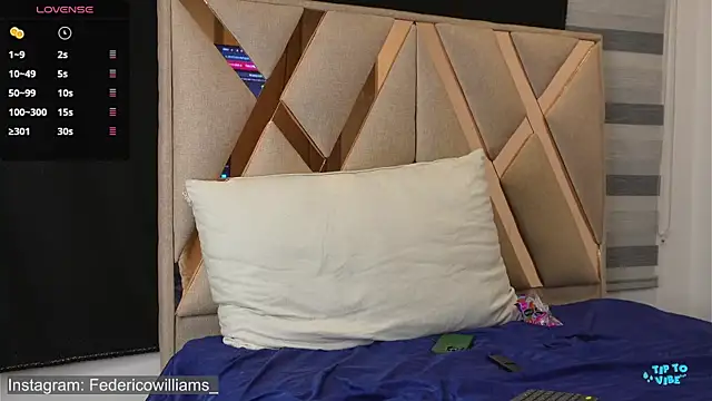 Snapshot of Derek_w chatting on October 31, 4:57 am Derek w online show from October 31, 4:57 am