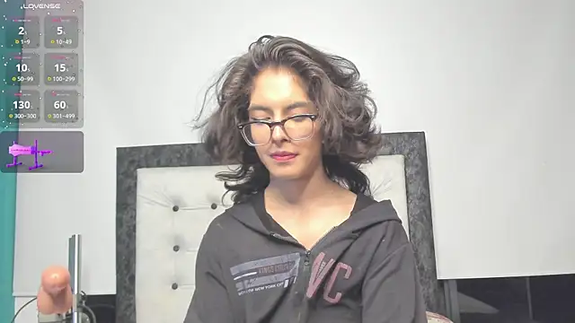 Snapshot of SelenaGmez chatting on January 18, 1:52 am SelenaGmez online show from January 18, 1:52 am