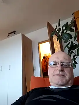 Snapshot of Milkasahne64 chatting on January 9, 12:52 pm Milkasahne64 online show from January 9, 12:52 pm