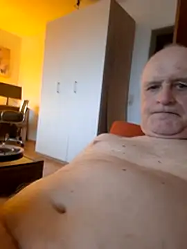 Snapshot of Milkasahne64 chatting on February 6, 7:23 am Milkasahne64 online show from February 6, 7:23 am