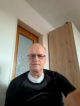 Snapshot of Milkasahne64 chatting on February 9, 3:05 pm Milkasahne64 online show from February 9, 3:05 pm