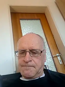 Snapshot of Milkasahne64 chatting on February 12, 10:21 am Milkasahne64 online show from February 12, 10:21 am