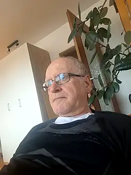 Snapshot of Milkasahne64 chatting on February 13, 9:05 am Milkasahne64 online show from February 13, 9:05 am