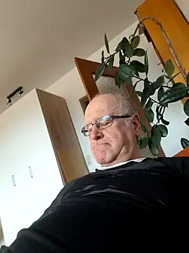 Snapshot of Milkasahne64 chatting on February 15, 1:52 pm Milkasahne64 online show from February 15, 1:52 pm