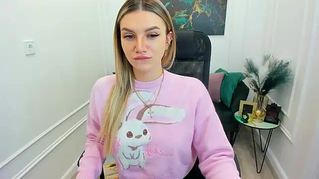 Snapshot of SelenaeMoore chatting on February 6, 3:22 am SelenaeMoore online show from February 6, 3:22 am