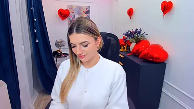 Snapshot of SelenaeMoore chatting on February 8, 7:39 pm SelenaeMoore online show from February 8, 7:39 pm