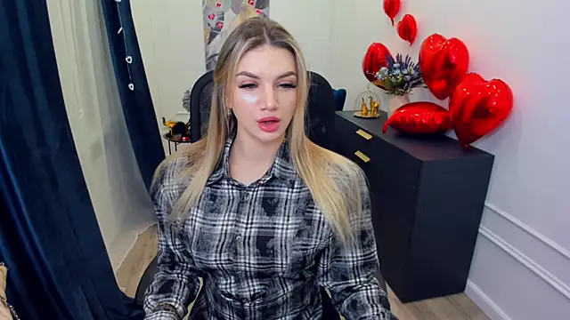 Snapshot of SelenaeMoore chatting on February 13, 3:35 am SelenaeMoore online show from February 13, 3:35 am