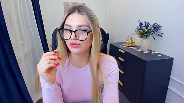 Snapshot of SelenaeMoore chatting on February 17, 3:36 am SelenaeMoore online show from February 17, 3:36 am