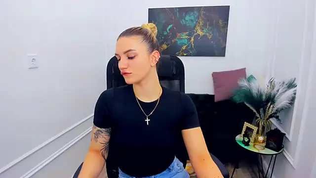 Snapshot of SelenaeMoore chatting on February 22, 7:34 pm SelenaeMoore online show from February 22, 7:34 pm