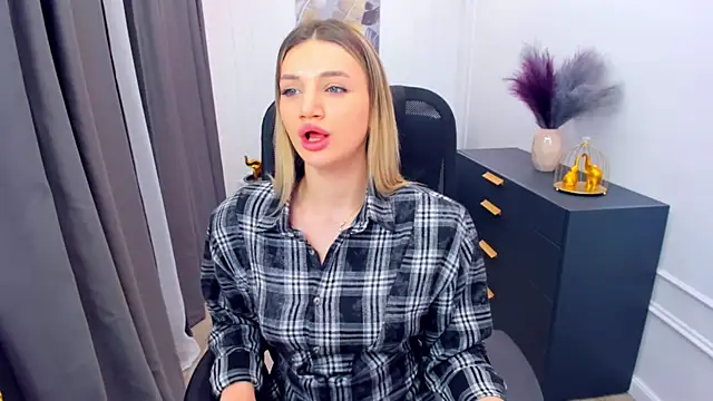 Snapshot of SelenaeMoore chatting on March 2, 7:54 pm SelenaeMoore online show from March 2, 7:54 pm