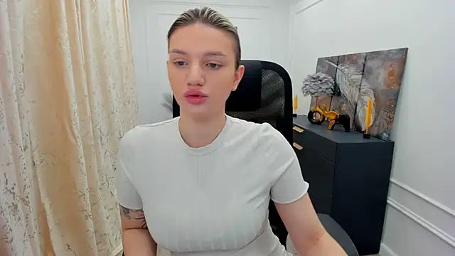SelenaeMoore online show from May 30, 3:47 am