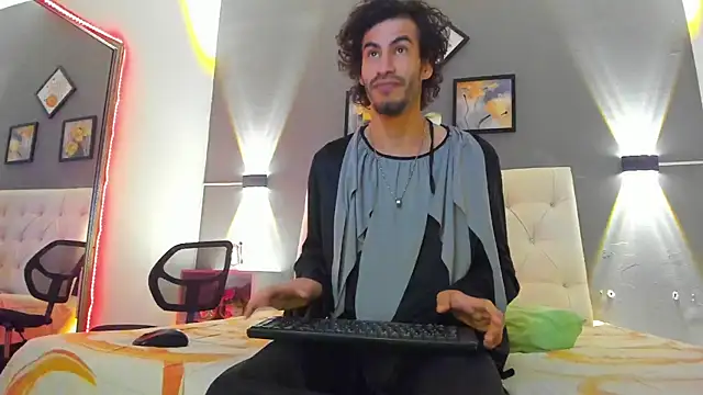 Elias Snow  online show from September 20, 12:50 pm