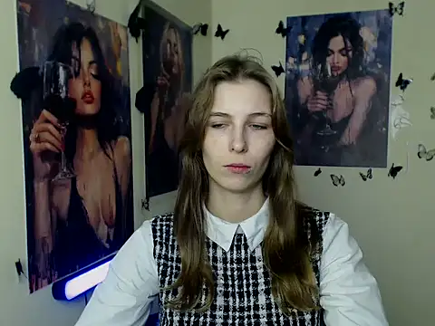 Snapshot of StrangerGi chatting on October 26, 7:47 am StrangerGi online show from October 26, 7:47 am