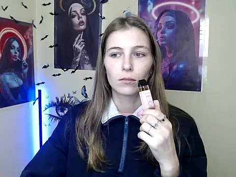 Snapshot of StrangerGi chatting on October 28, 7:12 am StrangerGi online show from October 28, 7:12 am