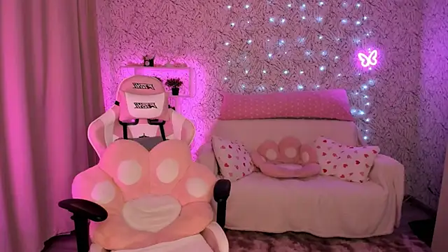 Snapshot of luna_cross chatting on February 2, 6:15 am luna cross online show from February 2, 6:15 am