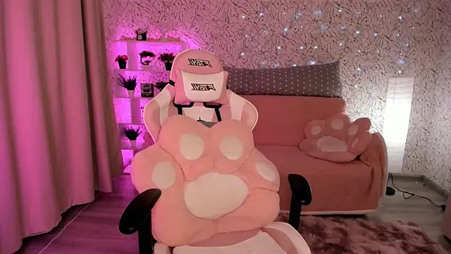 Snapshot of luna_cross chatting on February 12, 6:51 am luna cross online show from February 12, 6:51 am