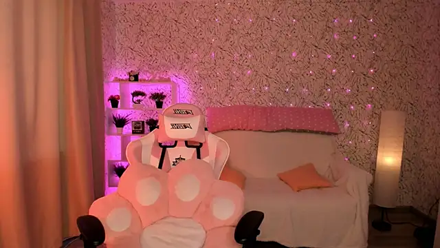 Snapshot of luna_cross chatting on March 23, 7:31 am luna cross online show from March 23, 7:31 am