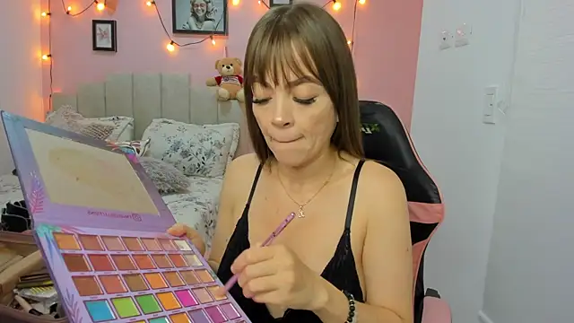 Snapshot of emilyharrix chatting on October 25, 4:46 pm emilyharrix online show from October 25, 4:46 pm