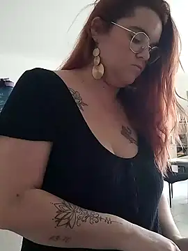 Snapshot of XXJulieXXhot chatting on February 6, 9:00 am XXJulieXXhot online show from February 6, 9:00 am