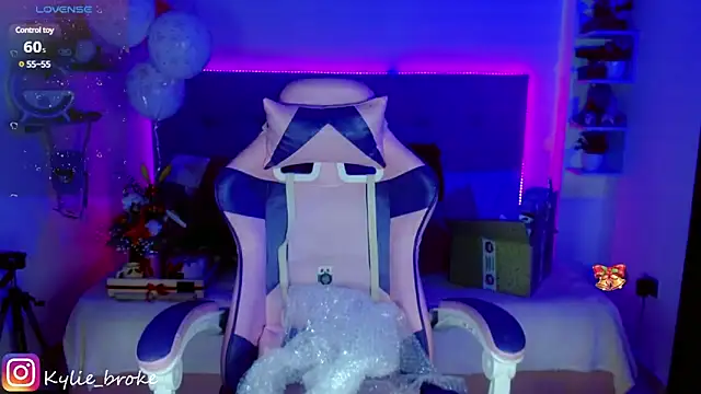 Snapshot of Kylie_brokee chatting on December 21, 12:09 am Kylie brokee online show from December 21, 12:09 am