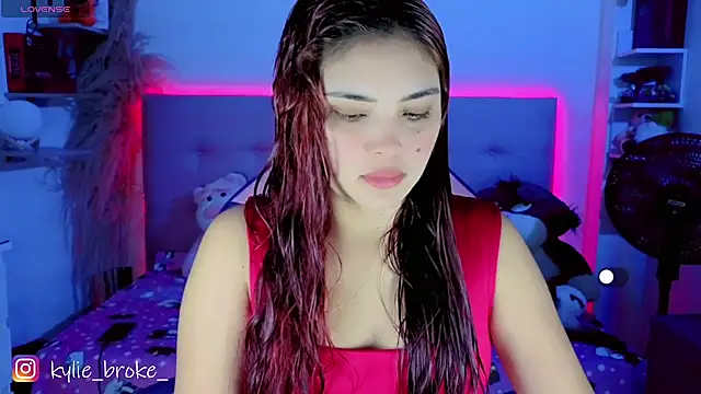 Snapshot of Kylie_brokee chatting on February 26, 9:03 pm Kylie brokee online show from February 26, 9:03 pm