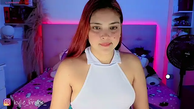 Snapshot of Kylie_brokee chatting on February 27, 9:04 pm Kylie brokee online show from February 27, 9:04 pm