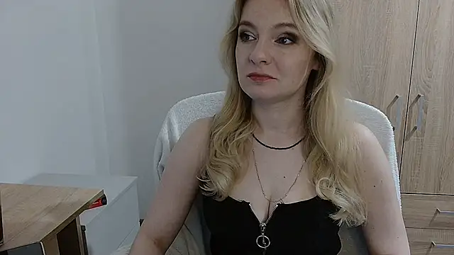 Snapshot of AlmaHoney chatting on May 25, 8:04 pm AlmaHoney online show from May 25, 8:04 pm