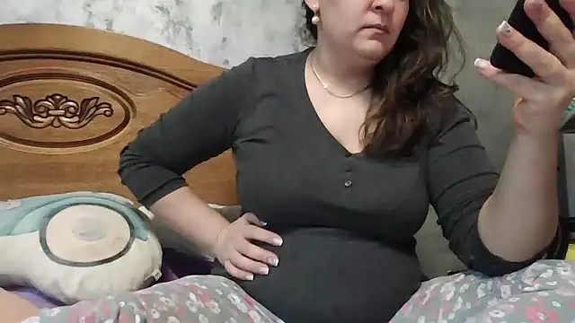 Snapshot of milfmomxx chatting on January 12, 9:08 am milfmomxx online show from January 12, 9:08 am